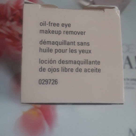 Oil- free eye makeup remover - Picture 3 of 4
